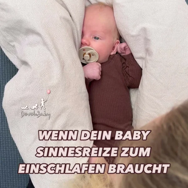 Manche Babys haben Schwierigkeiten, die Abgrenzungen ihres Körpers und die Stellung ihrer Gliedmaßen zum Körper wahrzun…