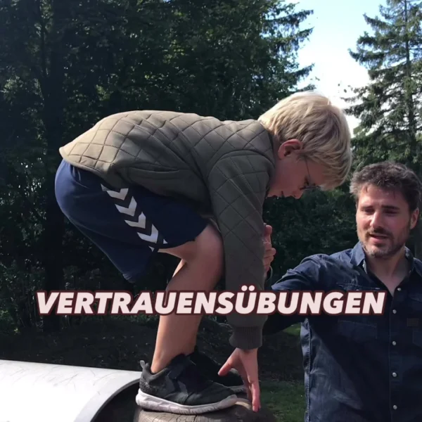 Vertrauensübungen vermitteln den Kindern, dass sie sich auf die Unterstützung anderer, insbesondere ihrer Bezugspersone…