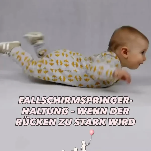 In der Fallschirmspringerhaltung hebt das Baby in der Bauchlage beide Arme und streckt die gebeugten Ellbogen nach hint…