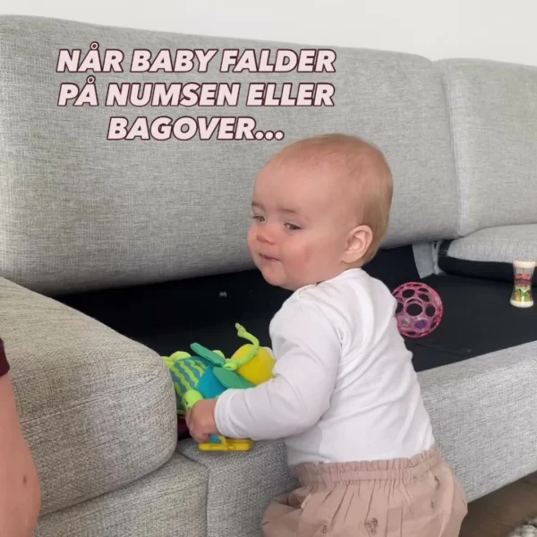 Det er nemmere for en baby at rejse sig op ved et møbel, end at kunne komme ned derfra igen. At kunne stå op ved møbler…