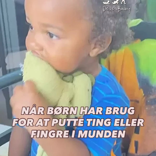 Denne søde dreng elsker at putte ting i munden. Det gør han for at stille sit taktile sansebehov. Børnekroppen er klog …