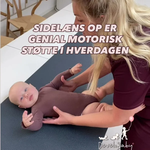 En rigtigt god vane at få ind som nybagt forælder, er at tage sin baby sidelæns op fra puslebordet. Fra cirka 2,5 måned…