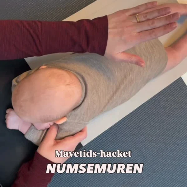 Hvis din baby har svært ved at ligge på maven og laver forskellige kompenseringer, som fx at løfte numsen og eller at “…